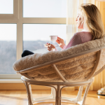pausa con un café ante la ventana