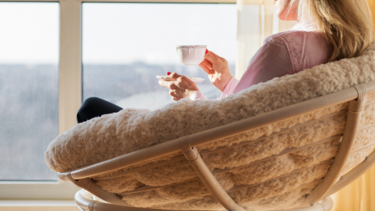 pausa con un café ante la ventana