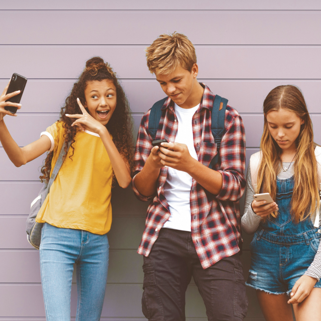 El verano y las pantallas: una combinación con ‘riesgos’ para niños y adolescentes